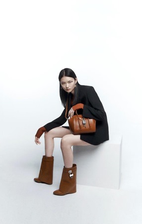 جزمة Shark Lock ستمنحك جاذبية إطلالة عارضات الأزياء هذا الشتاء