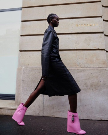 جزمة Shark Lock ستمنحك جاذبية إطلالة عارضات الأزياء هذا الشتاء