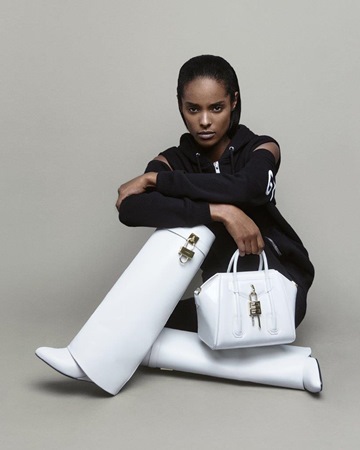 جزمة Shark Lock ستمنحك جاذبية إطلالة عارضات الأزياء هذا الشتاء