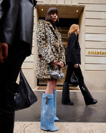 جزمة Shark Lock ستمنحك جاذبية إطلالة عارضات الأزياء هذا الشتاء