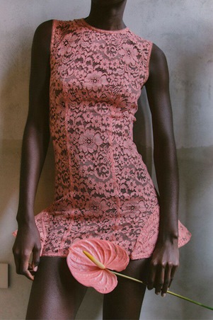 أناقتك بلمسات مرحة وثقة مطلقة من ستيلا مكارتني