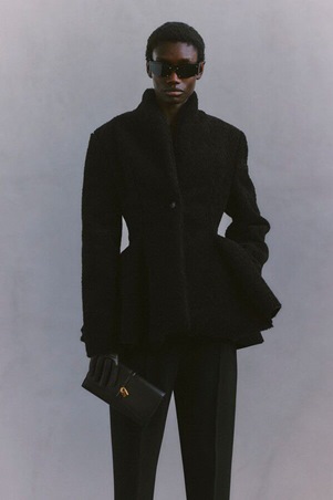 أناقتك بلمسات مرحة وثقة مطلقة من ستيلا مكارتني