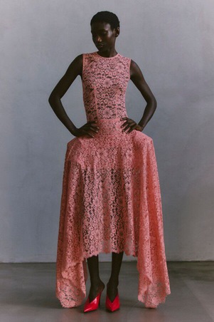 أناقتك بلمسات مرحة وثقة مطلقة من ستيلا مكارتني