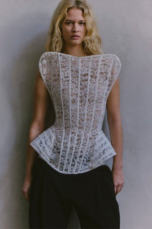 أناقتك بلمسات مرحة وثقة مطلقة من ستيلا مكارتني