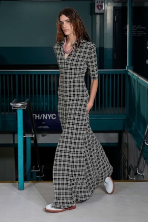 تومي هيلفيغر يحتفي بالموضة الأمريكية في مجموعة صيف 2025