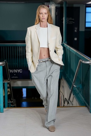 تومي هيلفيغر يحتفي بالموضة الأمريكية في مجموعة صيف 2025