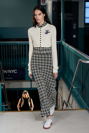 تومي هيلفيغر يحتفي بالموضة الأمريكية في مجموعة صيف 2025