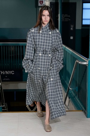 تومي هيلفيغر يحتفي بالموضة الأمريكية في مجموعة صيف 2025