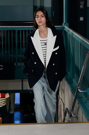 تومي هيلفيغر يحتفي بالموضة الأمريكية في مجموعة صيف 2025