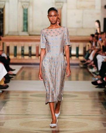 تفاصيل تعيد البهجة والتفاؤل إلى الأزياء في مجموعة Tory Burch صيف 2026
