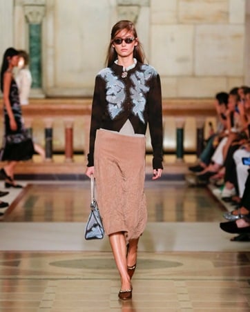 تفاصيل تعيد البهجة والتفاؤل إلى الأزياء في مجموعة Tory Burch صيف 2026