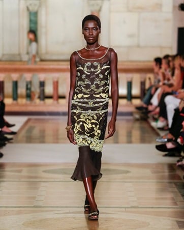 تفاصيل تعيد البهجة والتفاؤل إلى الأزياء في مجموعة Tory Burch صيف 2026