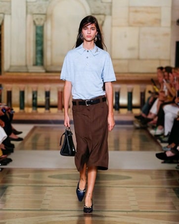 تفاصيل تعيد البهجة والتفاؤل إلى الأزياء في مجموعة Tory Burch صيف 2026