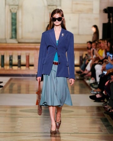 تفاصيل تعيد البهجة والتفاؤل إلى الأزياء في مجموعة Tory Burch صيف 2026