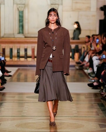 تفاصيل تعيد البهجة والتفاؤل إلى الأزياء في مجموعة Tory Burch صيف 2026