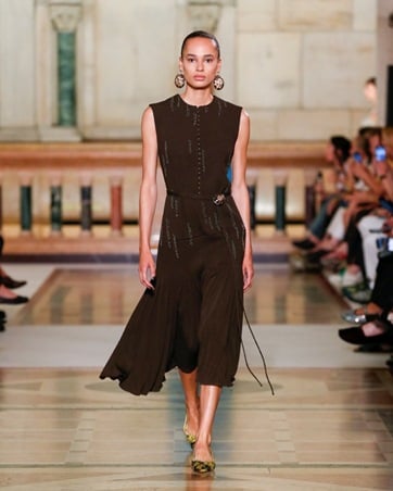 تفاصيل تعيد البهجة والتفاؤل إلى الأزياء في مجموعة Tory Burch صيف 2026