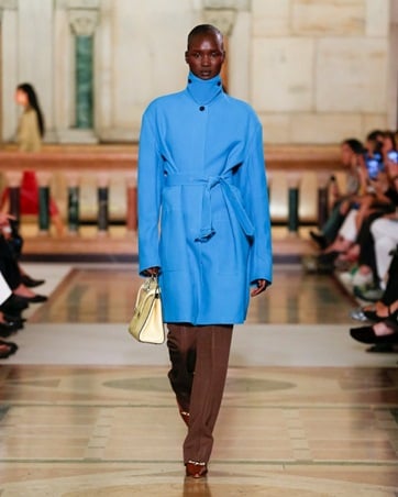 تفاصيل تعيد البهجة والتفاؤل إلى الأزياء في مجموعة Tory Burch صيف 2026