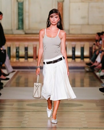 تفاصيل تعيد البهجة والتفاؤل إلى الأزياء في مجموعة Tory Burch صيف 2026