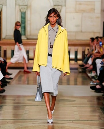 تفاصيل تعيد البهجة والتفاؤل إلى الأزياء في مجموعة Tory Burch صيف 2026
