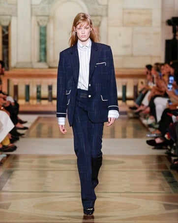تفاصيل تعيد البهجة والتفاؤل إلى الأزياء في مجموعة Tory Burch صيف 2026