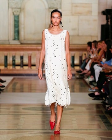 تفاصيل تعيد البهجة والتفاؤل إلى الأزياء في مجموعة Tory Burch صيف 2026