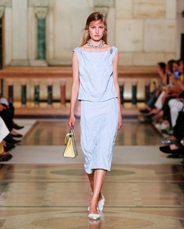 تفاصيل تعيد البهجة والتفاؤل إلى الأزياء في مجموعة Tory Burch صيف 2026