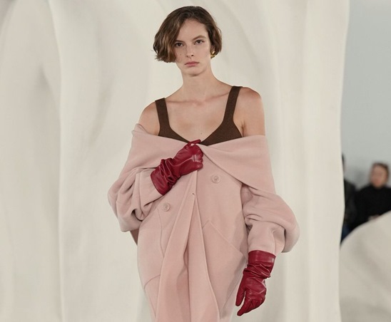 قوة الألوان والحرفية في تصاميم متعددة الأجواء في عرض Ulla Johnson