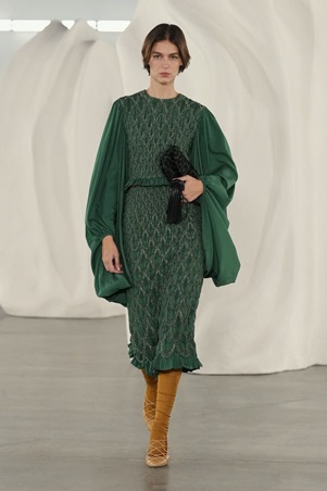 قوة الألوان والحرفية في تصاميم متعددة الأجواء في عرض Ulla Johnson