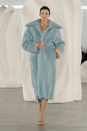 قوة الألوان والحرفية في تصاميم متعددة الأجواء في عرض Ulla Johnson