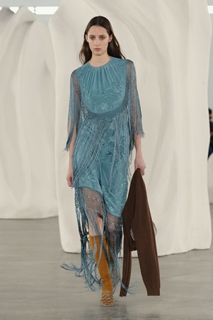 قوة الألوان والحرفية في تصاميم متعددة الأجواء في عرض Ulla Johnson