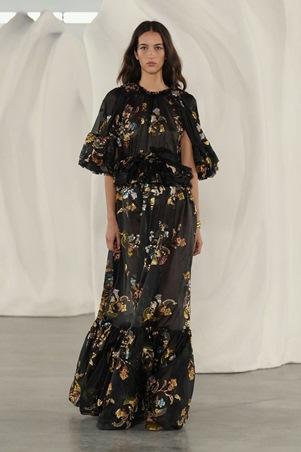 قوة الألوان والحرفية في تصاميم متعددة الأجواء في عرض Ulla Johnson