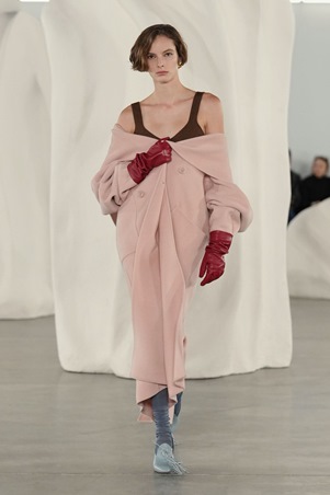 قوة الألوان والحرفية في تصاميم متعددة الأجواء في عرض Ulla Johnson