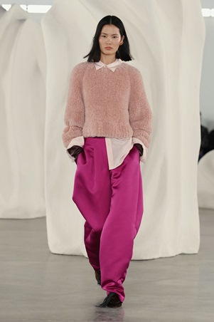 قوة الألوان والحرفية في تصاميم متعددة الأجواء في عرض Ulla Johnson