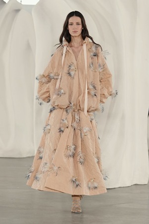 قوة الألوان والحرفية في تصاميم متعددة الأجواء في عرض Ulla Johnson