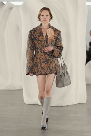 قوة الألوان والحرفية في تصاميم متعددة الأجواء في عرض Ulla Johnson