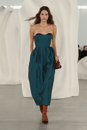 قوة الألوان والحرفية في تصاميم متعددة الأجواء في عرض Ulla Johnson