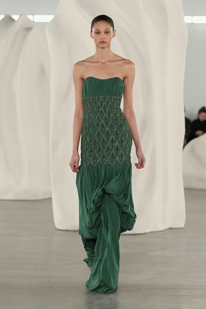 قوة الألوان والحرفية في تصاميم متعددة الأجواء في عرض Ulla Johnson