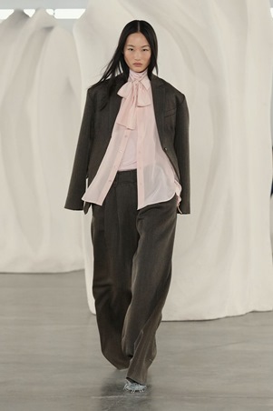 قوة الألوان والحرفية في تصاميم متعددة الأجواء في عرض Ulla Johnson