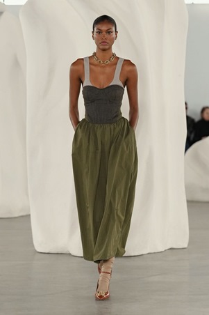 قوة الألوان والحرفية في تصاميم متعددة الأجواء في عرض Ulla Johnson