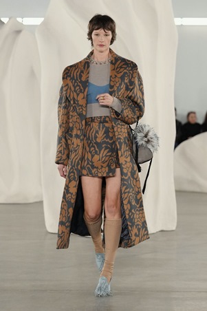 قوة الألوان والحرفية في تصاميم متعددة الأجواء في عرض Ulla Johnson