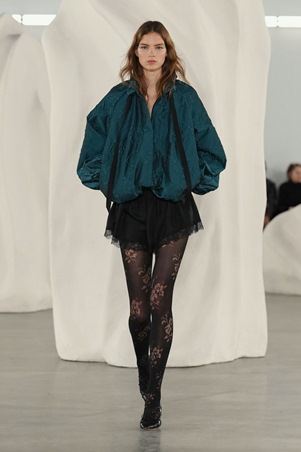 قوة الألوان والحرفية في تصاميم متعددة الأجواء في عرض Ulla Johnson