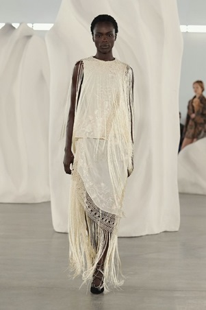 قوة الألوان والحرفية في تصاميم متعددة الأجواء في عرض Ulla Johnson