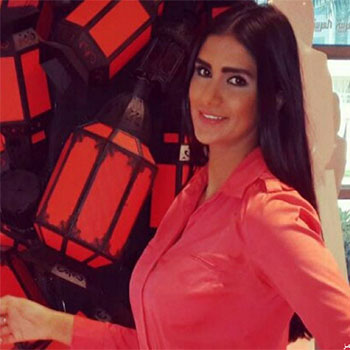 من الذاكرة سقوط مذيعة قناة العربية على الهواء مباشرة