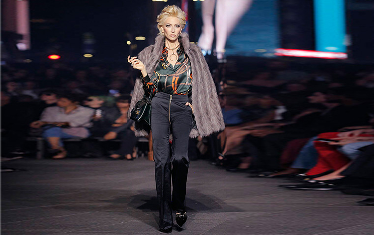 Gucci في تايمز سكوير… عندما تعود الموضة إلى الشارع