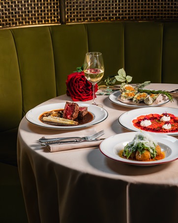 تجربة طهي راقية في يوم الحب في Three Cuts Steakhouse & Bar