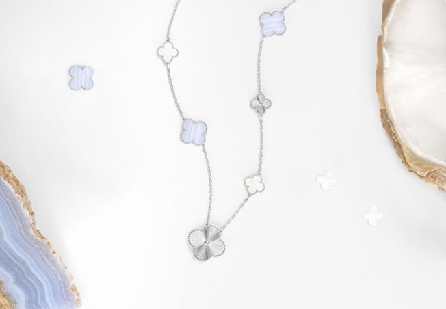 اطلعي على مجموعة ألامبرا بثوبها الجديد من فان كليف آند أربلز