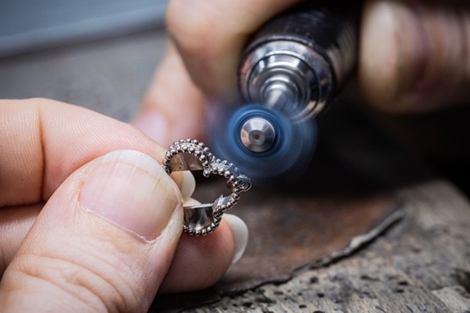 اطلعي على مجموعة ألامبرا بثوبها الجديد من فان كليف آند أربلز