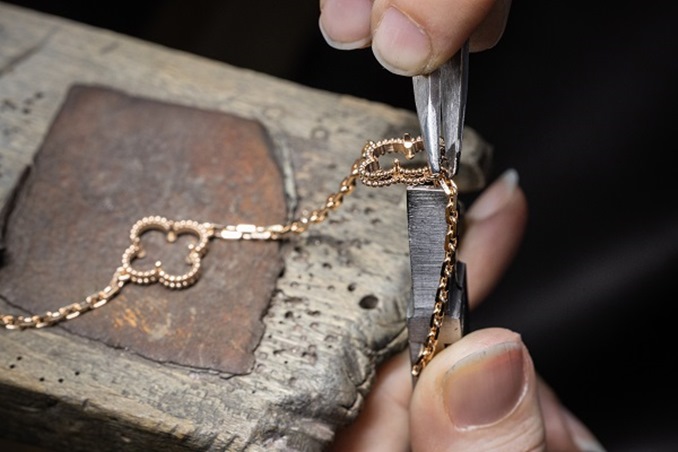 اطلعي على مجموعة ألامبرا بثوبها الجديد من فان كليف آند أربلز