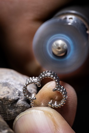 اطلعي على مجموعة ألامبرا بثوبها الجديد من فان كليف آند أربلز