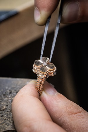 اطلعي على مجموعة ألامبرا بثوبها الجديد من فان كليف آند أربلز